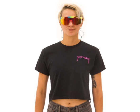 Beijo De Uma Víbora Rosa Tee Pit