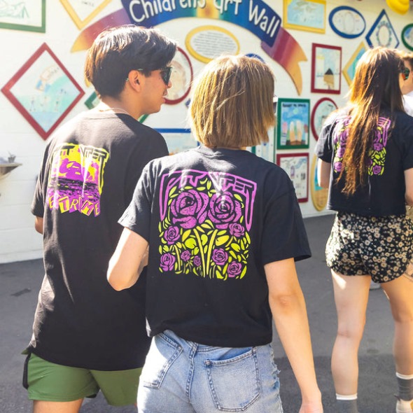 Beijo De Uma Víbora Rosa Tee Pit